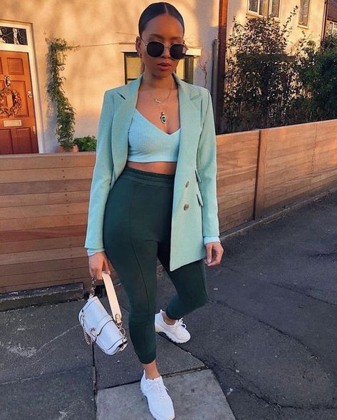 f670ef5d2d6bdf8f29450a970494dd64desc50554221ri Chique Outfits, Monochrome Outfit, Paris Mode, Modieuze Outfits, Mein Style, Green Pants, Looks Chic, Mode Streetwear, Fashion Mode