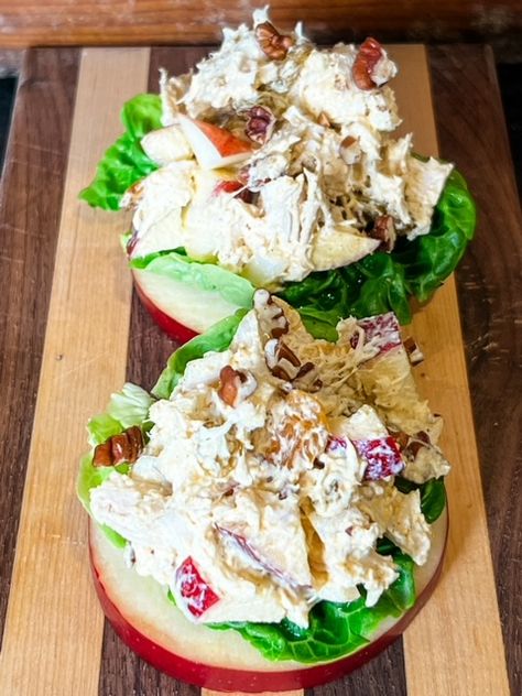 Apples with Curried Chicken Salad - A Taste Of Paris Chicken Salad On Apple Slices, Chicken Salad Appetizer, Apple Chicken Salad, Croissant Sandwiches, Chicken Salad Croissant, Curried Chicken Salad, Chinese Chicken Salad Recipe, Curry Chicken Salad, Chicken Salad With Apples