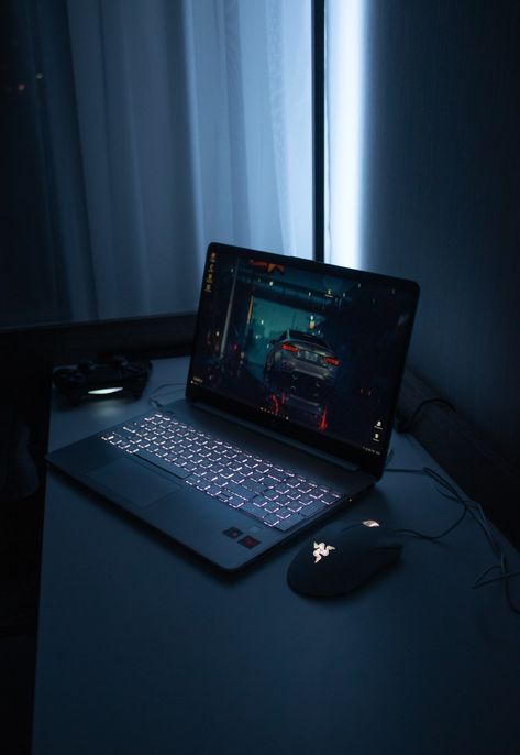 Black Gaming Room, Gaming Laptop Setup, Laptop Setup, Laptop Gaming Setup, Gaming Rooms, Graphic Design Portfolio Inspiration, Computer Desk Setup, Gamer Setup, Home Studio Setup