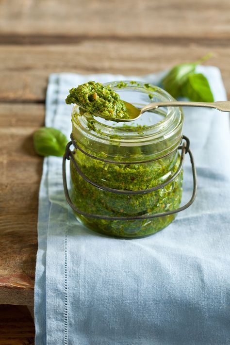 This is delish! a great change to the regular basil pesto. So easy - give it a try Basil Pesto Recipes, Arugula Pesto, Pistachio Pesto, Low Carb Vegan, Pesto Recipe, Basil Pesto, Sriracha, Marinara, Arugula