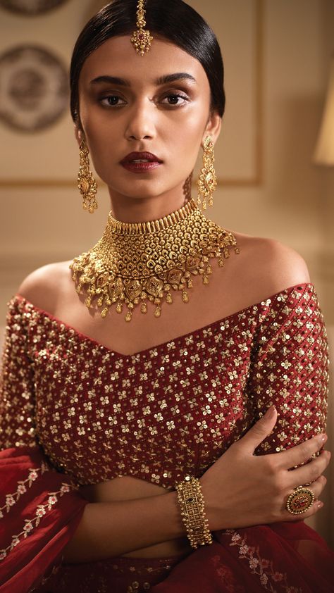 Modern gold jewellery in contemporary bridal style #Goldjewellery #luxury #style Contemporary Bridal, Bride Portraits, Mode Hippie, Modern Gold Jewelry, Bridal Outfit, Handmade Gold Jewellery, Real Gold Jewelry, Gold Wedding Jewelry, Indian Bridal Fashion