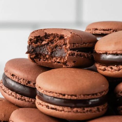 Foolproof Chocolate Macarons Recipe - Step-By-Step Foolproof Macarons, Chocolate Macarons Recipe, Chocolate Macaron Recipe, Macarons Chocolate, French Macarons Recipe, Macarons Recipe, Chocolate Macarons, Chocolate Ganache Recipe, Chocolate Macaroons