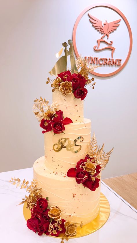 Sangjit Cake, Wedding Cakes Indian, Wedding Cake Mariage, Wedding Cake With Red Roses, Cake With Red Roses, Sparkly Wedding Cakes, Housewarming Cake, Bar Backdrop, Teal Wedding Cake