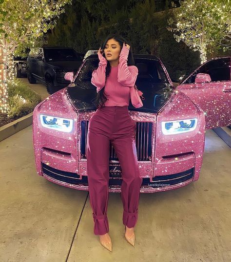 @kylie_clips_ on Instagram: “What’s your dream car ? Mine is A Range Rover 💓🦄” Kylie Jenner Car, Estilo Chola, Ropa Kylie Jenner, Stile Kylie Jenner, Looks Kylie Jenner, Glitter Car, Estilo Kylie Jenner, Mode Kylie Jenner, Look Rose