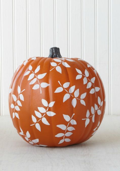 It's no secret that the early trick-or-treater gets the best (and most candy). Don't waste a second of yours or your children's precious candy-seeking time carving the last eyeball into your looming jack-'o-lantern. Instead, take a whimsical approach by stenciling a falling leaves pattern on your pumpkin. Pumpkin Creations, Pumpkin Inspiration, Leaf Pumpkin, Pumpkin Patterns, No Carve Pumpkin Decorating, Harvest Decor, Craft Painting, Martha Stewart Crafts, Creative Pumpkins