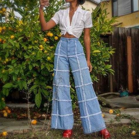 femininitē Magazine on Instagram: “these vintage frayed patchwork jeans are to die for !! — via @masha_jlynn” 1970s Outfits For Women, Hippie 70s Aesthetic, Statement Pants Outfit, France Outfits, Statement Pants, 70s Inspired Fashion, Mode Hippie, Look Retro, Mode Boho