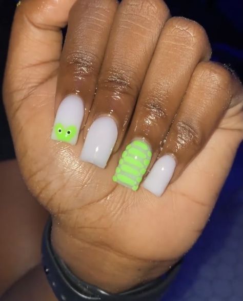 Baddie Birthday Nails Short Pink, Short Cute Baddie Nails, Bday Nails For 13, Back To School Nail Ideas Acrylic, Birthday Nails Green Short, Short Nail Designs Back To School, Cute Nails No Charms, Short Dior Nails, Short Nails Ideas Baddie