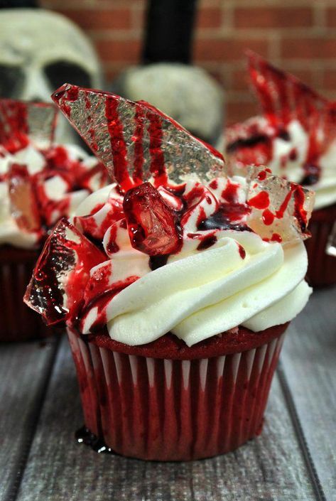 Broken Glass Cupcakes, Glass Cupcakes, Desserts Halloween, Plat Halloween, Scary Halloween Food, Halloween Torte, Läskig Halloween, Dessert Halloween, Cupcakes Easy