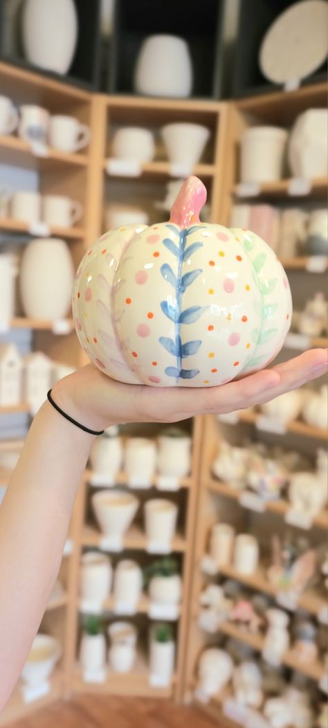 Pumpkin Pottery Painting Ideas, Pumpkin With Leaves, Painting Ideas For Halloween, Halloween Pottery, Pumpkin Pottery, Pottery Painting Ideas, Pumpkin Vase, Pretty Pumpkins, Cute Pastel