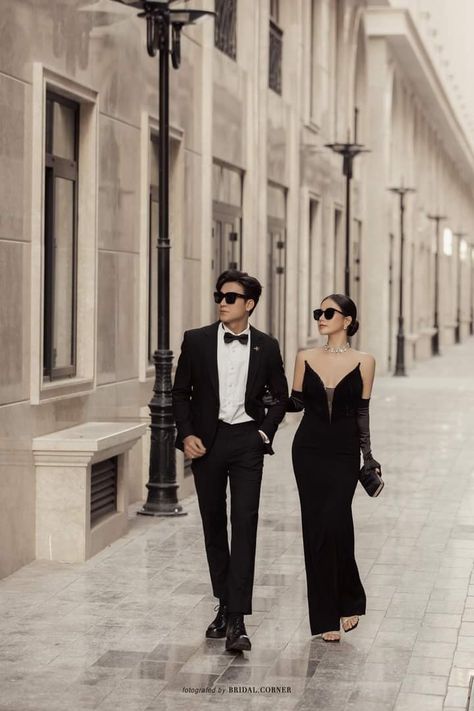 Couple Classe, Pre Nup Shoot Ideas, Prenup Photoshoot Ideas, Pre Wedding Photoshoot Theme, Prenuptial Photoshoot, Party Poses, Pre Wedding Photoshoot Outfit, Foto Wedding, Wedding Photoshoot Props