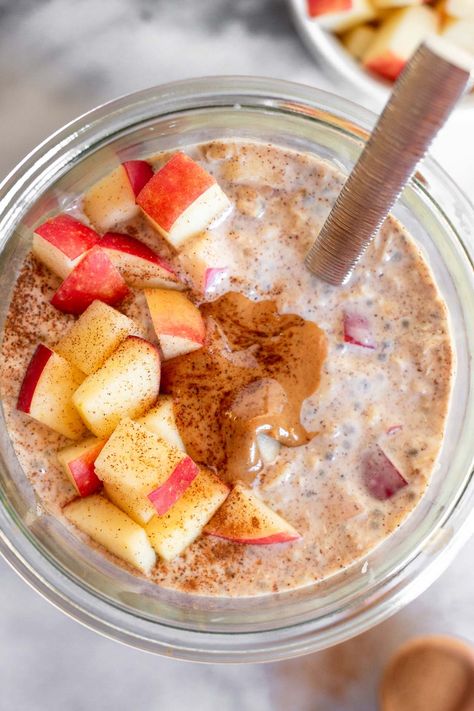 Hannah Food, Cinnamon Apple Overnight Oats, Wfpb Breakfast, Macro Breakfast, Apple Cinnamon Overnight Oats, Apple Overnight Oats, Cinnamon Overnight Oats, Nutritarian Recipes, Breakfast Calories