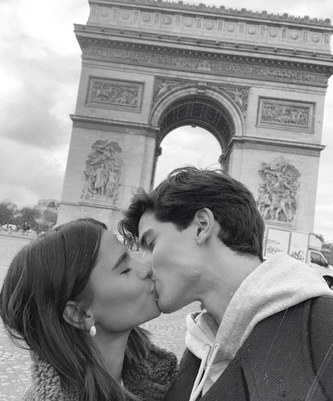 The Love Club, Visit Paris, Photo Vintage, Photo Couple, Cute Relationship Goals, Laura Lee, Couple Aesthetic, Cute Couple Pictures, Cute Couples Goals