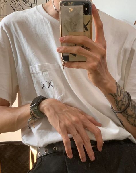 Tattoos Abstract, Hand Veins, Tattoos Japanese, Tattoos Watercolor, Clothes Photography, Abstract Tattoos, Romance Aesthetic, Maori Tattoos, Hot Hands