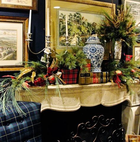 Chinoiserie Chic: Tartan and Chinoiserie Chinoiserie Christmas, Blue And White Chinoiserie, Traditional Christmas Decorations, Tartan Christmas, Christmas Decor Inspiration, Christmas Interiors, Have Inspiration, Christmas Mantle, Chinoiserie Chic