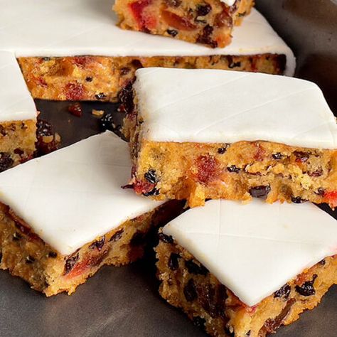 Moist Christmas Cake Recipe, Moist Fruit Cake Recipe, Easy Fruit Cake, Christmas No Bake Treats, Alcohol Cake, Homemade Custard, Dried Fruit Mix, Fruit Cake Christmas, Tray Bake