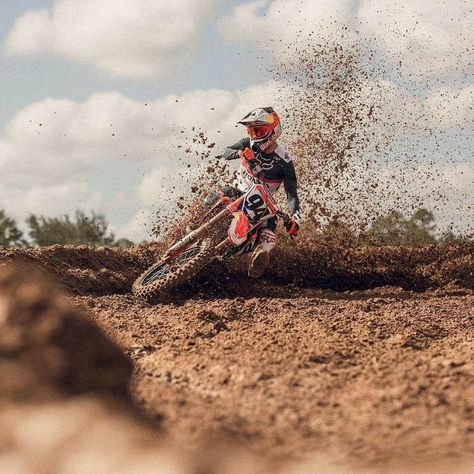 Motocross Photography, Mud Race, Dirt Bike Quotes, Yamaha Dirt Bikes, Honda Dirt Bike, Biker Photography, Motocross Love, Bike Magazine, Dirt Bike Racing