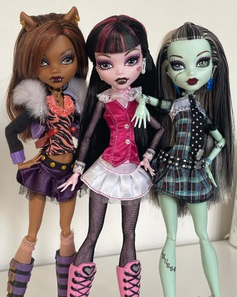 Monster High Gen 1 Dolls, Monster High Dolls 2000s, Monster High Dolls Gen 1, Monster High Dolls Collection, Monster High Dolls Original, Monster High Dolls Aesthetic, Monster High Halloween, Monster List, Most Popular Cartoons