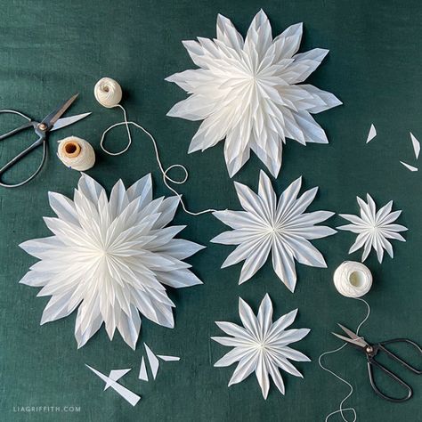 Snow Paper Crafts, Parchment Paper Snowflakes, Paper Bag Snowflakes Diy Patterns, Tissue Paper Christmas Crafts, Paper Stars Tutorial, Paper Stars Diy, Diy Paper Snowflakes, Christmas Handcraft, Scandinavian Crafts