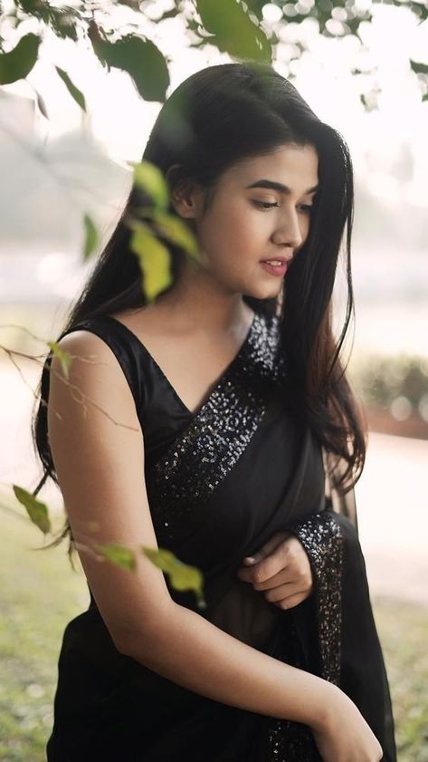 Black Saree Contrast Blouse, Black Saree For Wedding, Black Kanjivaram Saree, Black Saree Photoshoot, Georgette Saree Blouse, Black Saree Designs, Saree Contrast Blouse, Silk Saree Designs, Trending Saree