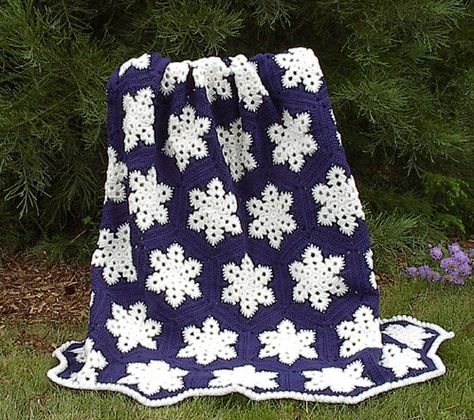 Snowflake Afghan free crochet pattern - Free Crochet Snowflake Patterns - The Lavender Chair Snowflake Afghan, Free Crochet Snowflake Patterns, Motifs Afghans, Snowflake Blanket, Crochet Holiday, Christmas Crochet Patterns Free, Crochet Unique, Crochet Snowflake Pattern, Confection Au Crochet