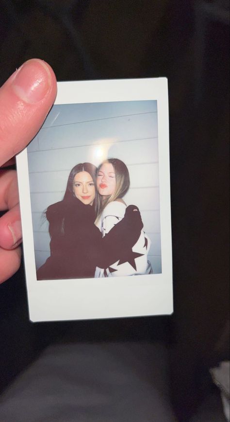 Polaroid Pictures With Best Friend, Poloroid Pictures Ideas Best Friend, Polaroid Aesthetic Friends, Poloroid Aesthetic Pic, Polaroid Ideas Poses Friend Pictures, Polaroid Inspo Pictures, Polaroid Pose Ideas, Polaroid Friends Aesthetic, Poses For Polaroid Pictures