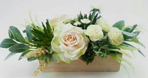 Rectangle Flower Arrangement, European Flowers, Disney Wedding Centerpieces, White Garden Roses, Centerpiece Inspiration, Colorful Flowers Arrangements, Contemporary Flower Arrangements, Birthday Flowers Bouquet, Table Flower Arrangements