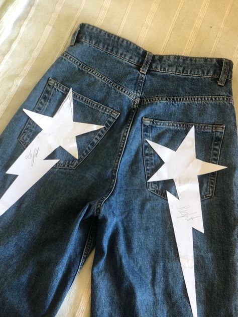 Pocket Jeans Painting, Painting On Pants Ideas, Redesign Clothes Diy, Homecoming Jeans Ideas, Custom Jeans Diy, Blitz Design, Punk Fashion Diy, Painted Shorts, Painted Clothes Diy