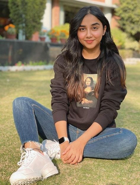 Shoot of Prajakta Koli Prajakta Koli, Photo Mannequin, Look Formal, Casual College Outfits, Friend Poses Photography, Streetwear Clothes, Stylish Photo Pose, Casual Day Outfits, Model Poses Photography