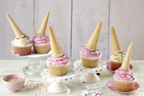 Upside Down Ice Cream, Summer Party Treats, Cake Feta, Easy Unicorn Cake, Ice Cream Birthday Party Theme, Cupcake Ice Cream Cones, Cone Cupcakes, Ice Cream Cone Cupcakes, Ice Cream Party Theme