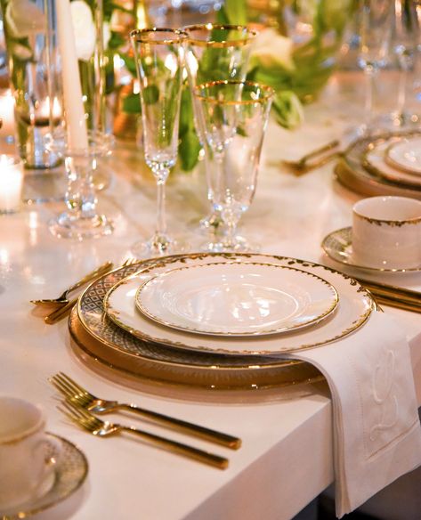 Create a luxurious feel with our white & gold table setting options ✨⁠ ⁠ Event Design & Planning: @lisanewburnevents White And Gold Plates, Fine Dining Table Setting, Christmas Table Decorations Ideas, White Dining Table Set, Christmas Dining Table Decorations, Minimalist Centerpiece, Dining Table Decorations, Table Decorations Ideas, Gold Table Setting