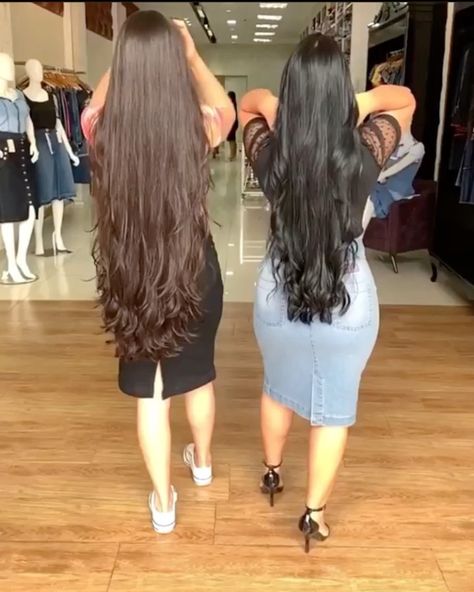 Long Hair Rapunzels 👸🏻 on Instagram: “@caroldebortolii 🌸❤️ She is like something different. Her every photos and videos are unique and amazing. . . . #longhair #verylonghair…” Haircuts For Long Hair Straight, Black Hair Video, Hair Color Pictures, Side Braid Hairstyles, Extra Long Hair, Really Long Hair, Long Hair Video, Long Hair Color, Haircuts For Medium Hair