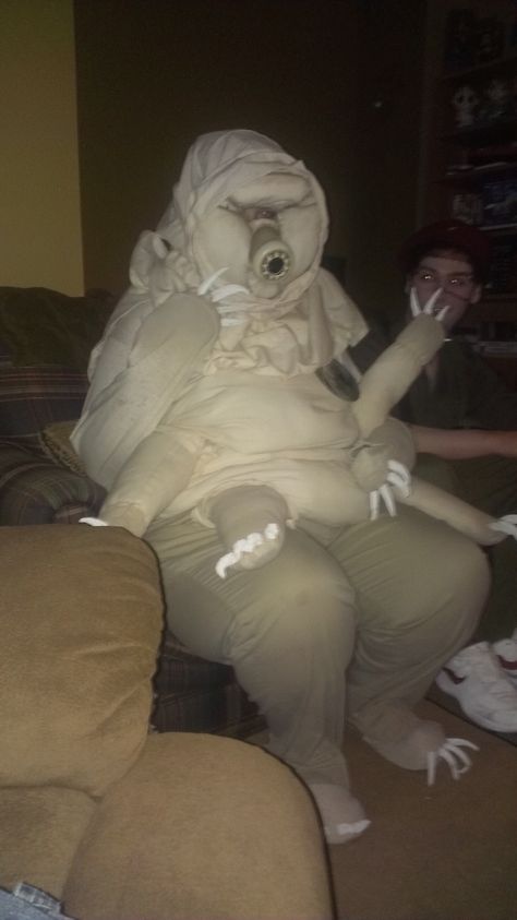 My Tardigrade costume is so comfy and cool... And the extra arms so extremely useful too! Uncomfortable Pictures, Moss Piglet, Realistic Costumes, Invader Zim Characters, Random Meme, Weird Creatures, Water Bear, Lion Sculpture, Halloween Costumes