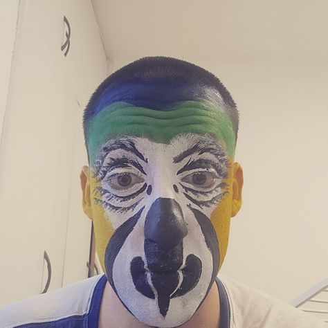 This was painted back in 2023 and would you believe me I didn't realize this is an illusion paint until someone else pointed it out. So enjoy this parrot face paint I did XD inspo from Pinterest is the last picture #facepaiting #facepaint #bodypaint #bodypainting #cospaint #ציוריפניםוגוף #איפוראמונתי #illusionmakeup Parrot Face Paint, Funny Face Paint, Face Painting Easy, Painting Easy, Facepaint, Funny Face, Believe Me, Meme Faces, Someone Elses