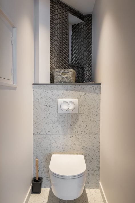 Les toilettes, avec un carrelage effet terrazzo, et un papier peint géométrique Wc Terrazzo, Terrazzo Toilet, Inspiration Wc, Terazzo Floor, Terrazzo Wall, Small Downstairs Toilet, Toilette Design, Guest Toilet, Modern Toilet