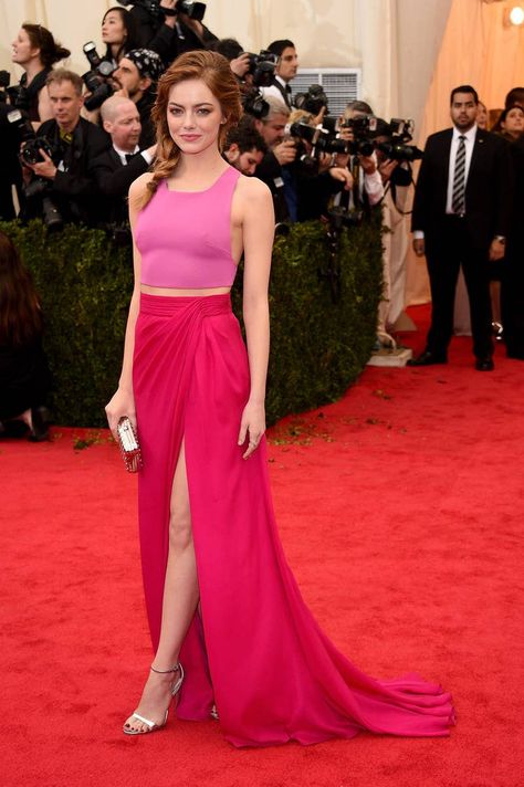 17 Times Emma Stone Proved She Was The Queen Of The Red Carpet Emma Stone Red Carpet, Robe Fuchsia, Emma Stone Style, Hot Pink Skirt, Met Gala Dresses, Ellie Saab, Charles James, Met Gala Red Carpet, Valentino Couture