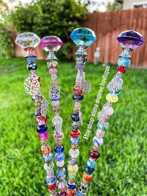 Garden Stakes Diy, Fairy Garden Stakes, Cross Garden, Beaded Fairy, Bel Art, Fairy Wands, Decorative Beads, Plant Markers, Get Well Gifts