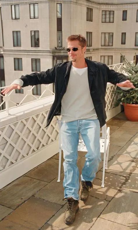 Brad Pitt Outfit, Brad Pitt Pictures, Brad Pitt Style, Steve Mcqueen Style, Orange Puffer Jacket, Brad Pitt Photos, Fashion Evolution, Street Fits, Oversized Clothes