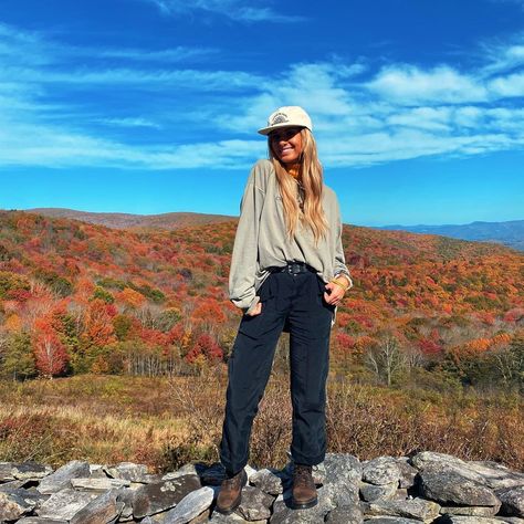 Outdoor Girl Aesthetic, Aesthetic Outfits For Fall, Camping Fits, Granola Fits, Camping Attire, Fall Hiking Outfit, Cute Camping Outfits, Granola Outfits, Camping Outfits For Women