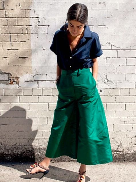 Green Culottes Outfit, Leandra Medine Style, Green Linen Pants, Culottes Outfit, Leandra Medine, Khaki Trousers, Ethnic Chic, Professional Attire, Style Challenge