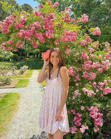 Season of sun & flowers!🌸🌞🌺🐝 #outfitinspo #summeroutfit #pinterestaesthetic #summerstyle #summerflowers #flowerfield #summerdress #pinkflowers #flowergarden Girlie Aesthetic, Spring Girl Aesthetic, Flower Picking Outfit, Flower Places, Spring Girl, Spring Mood, Summer Photoshoot, Spring Photos, Cloth Flowers