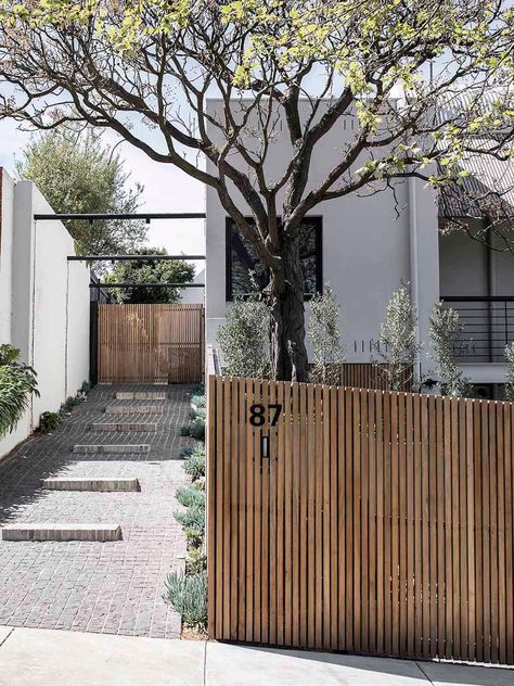 Elissa House by Templeton Architecture | Australian Architecture | est living Front Of A House, Palm Springs Architecture, Moderne Have, Timber Fencing, Front Fence, Mid Century Architecture, Australian Architecture, Casa Exterior, Wooden Fence