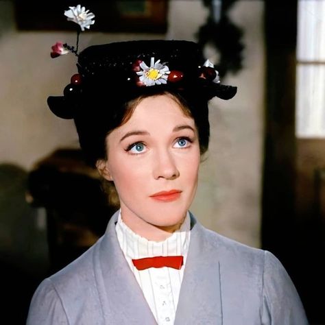 Julie Andrews Mary Poppins, Mary Poppins Hat, Mary Poppins Musical, Mary Poppins 1964, Tv Moms, Edwardian Hat, Julie Andrews, Practically Perfect, Movie Posters Minimalist