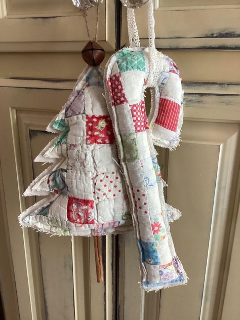 DiyDreaming - Hey Crafty Friends! Here are a bunch of... Upcycle Christmas, Quilt Ornaments, Quilt Hanging, Quilt Crafts, Christmas Decorations Sewing, Primitive Christmas Tree, Peg Rack, Christmas Sewing Projects, Fabric Christmas Trees