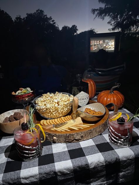 Outdoor Movie Picnic Set Up, Movie Night Table Set Up, Horror Date Night, Halloween Picnic Aesthetic, Halloween Movie Date Night At Home, Spooky Date Ideas, Halloween Picnic Ideas, Emo Picnic, Summerween Picnic