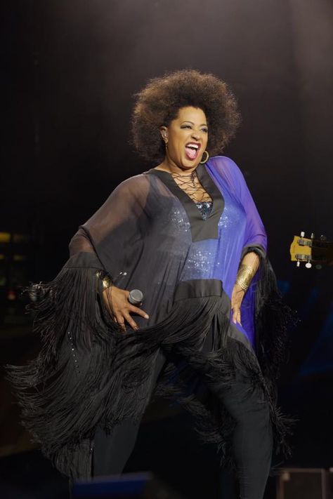 Lisa Fischer Milwaukee WI USA 23-June-2015 Rolling Stones live show updates Glamorous Women, Lisa Fischer, Iconic Album Covers, Rocker Chick, The Big Hit, Women In Music, Black Music, Milwaukee Wi, Rock Stars