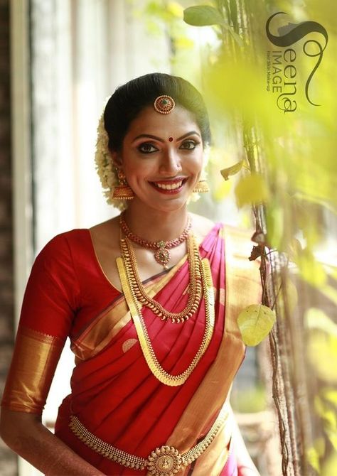 Kasina Sara Jewellery, South Indian Gold Jewellery, South Indian Bride Jewellery, Bride Kerala, Indian Brides Jewelry, Indian Bridal Jewelry, Lehenga Saree Design, Kerala Bride, Matha Patti