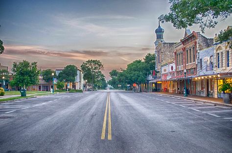 Small towns are famous for their town squares but one town has claimed the distinction of having the most beautiful town square in Texas. The town of Georgetown is located a short drive from Austin Texas but it is worlds away. With buildings dating back to the 1800’s, the town has made a concerted effort … Small Town Texas Aesthetic, Texas Small Towns, Small Town 1980s, Small Town In The Middle Of Nowhere, Georgetown Texas, Scenic Places, Texas Vacations, Texas Roadtrip, Texas Places