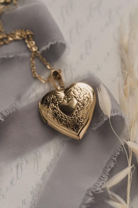 Silver Heart Locket, Locket Jewelry, Vintage Locket, Gold Heart Locket, Love Heart Images, Fancy Jewelry Necklace, Necklace Big, Photo Locket Necklace, Heart Locket Necklace