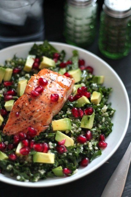 A beautiful and nutritious salad with five superfoods: kale, quinoa, avocado, pomegranate, and wild salmon all tossed with a sweet honey mustard vinaigrette. Salmon Kale, Kale Quinoa, Mustard Vinaigrette, Honey Mustard Vinaigrette, Superfood Salad, Diner Recept, Pan Seared Salmon, Seared Salmon, Pan Seared