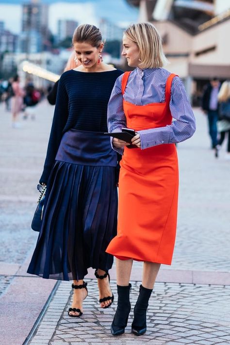 See the best looks spotted outside the Fashion Week shows by Sandra Semburg on the streets of Sydney. Dresses Street Style, Dress Street Style, Boho Street Style, Orange Dresses, Street Style Fall Outfits, Fashion Week 2018, Looks Street Style, Street Style Fashion, Best Street Style